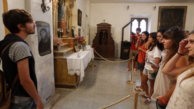 Turistas en el Santuario de la Misericordia en Borja